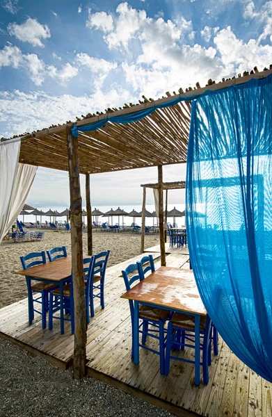 ビーチでギリシャのタベルナ — ストック写真