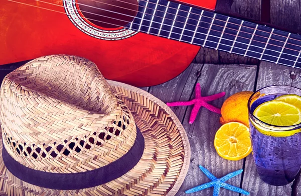 Guitarra acústica sombrero estrella de mar y vaso de sabrosa limonada fresca con limones en madera vintage fondo de verano — Foto de Stock
