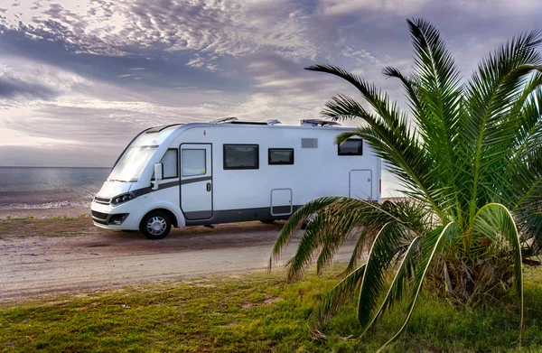 Camper van parkerad på en strand — Stockfoto