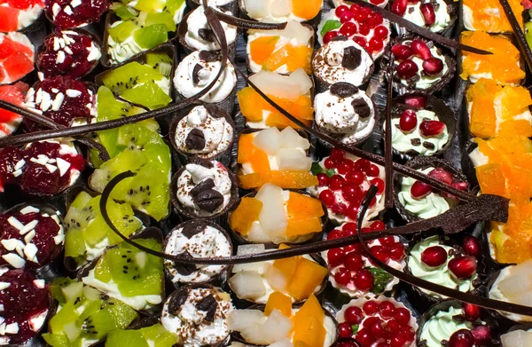 Deliciosos bolos miniatura catering doces em buffet — Fotografia de Stock