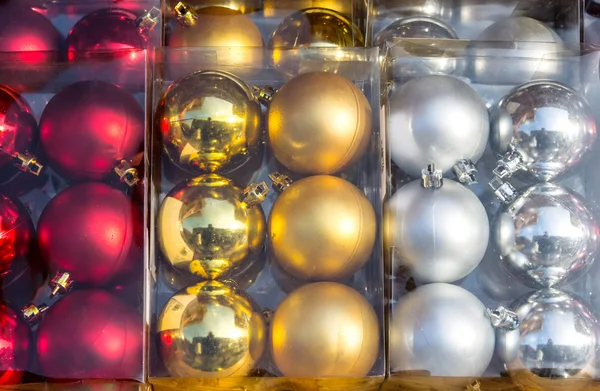 Boules de Noël dans le stand de vente boîte — Photo