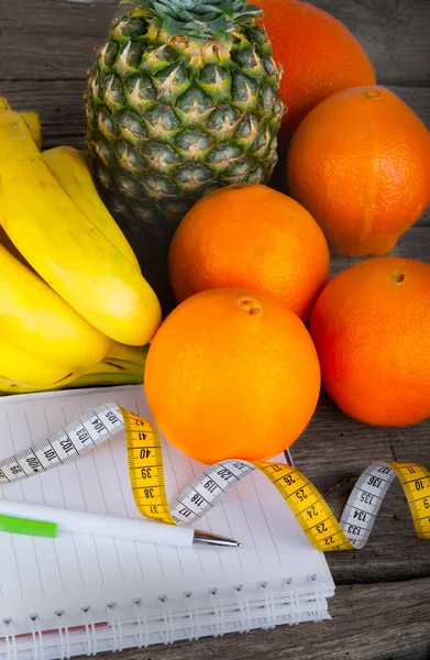 Cinta métrica fruta dieta saludable pérdida de peso foto — Foto de Stock