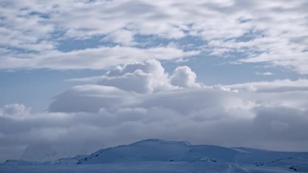 Nuvem branca sobre a linha da montanha timelapse aérea. Paisagem do deserto da Antártida de beleza natural polar — Vídeo de Stock