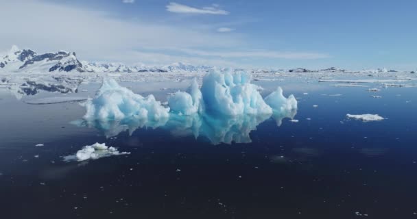 Iceberg refleksi laut udara. Pelestarian lingkungan pada konsep perubahan iklim. Antarctica pemandangan laut — Stok Video
