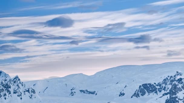 Antarctische ijstijd ijsberg bergtijdspanne antenne. Wilde natuur uitzicht op bevroren ijs en sneeuw mounts — Stockvideo