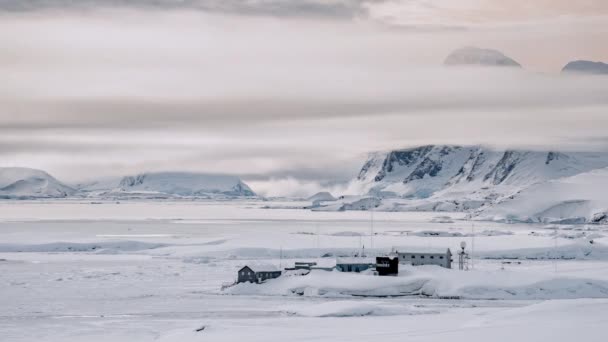 Estação antártica Timelapse Vernadsky na neve branca, paisagem de gelo na ilha. Expedição Antártica — Vídeo de Stock