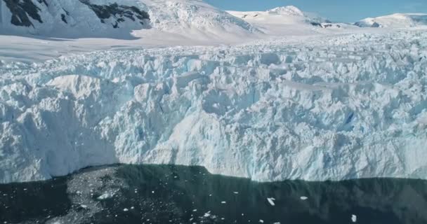 Geleira de gelo de perto derretendo na baía oceânica, antártica aérea. Alterações climáticas na costa de neve da Islândia — Vídeo de Stock