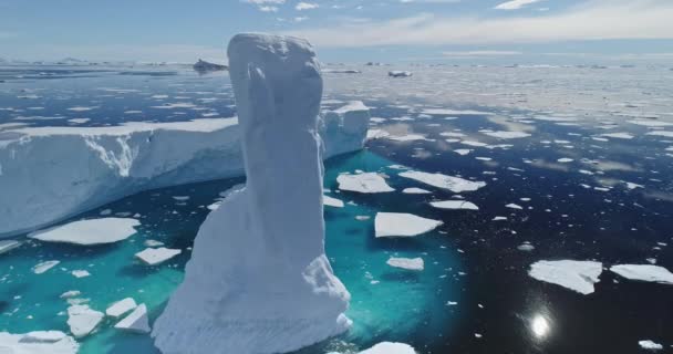 Kutup okyanusundaki erimiş buzdağı anteniyle güneş yansıması. Küresel ısınmanın ekolojik sorunu — Stok video