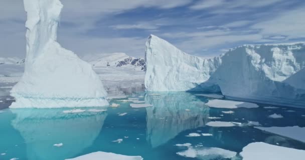 V tyrkysové anténě oceánského zálivu se taví ledovce. Obrovské vysoké ledovce, polární přírodní prostředí — Stock video