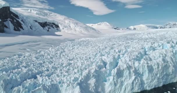 Ледник в океаническом заливе. Охрана окружающей среды от глобального потепления и изменения климата — стоковое видео