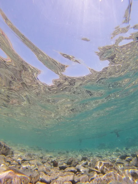 Pedras e corais no fundo do mar — Fotografia de Stock