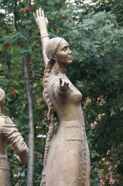 Çeşme bir kadın heykeli