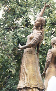 Çeşme bir kadın heykeli