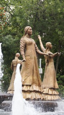 Çeşme bir kadın heykeli