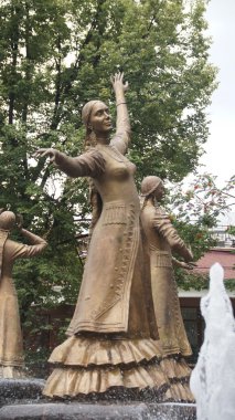 Çeşme bir kadın heykeli