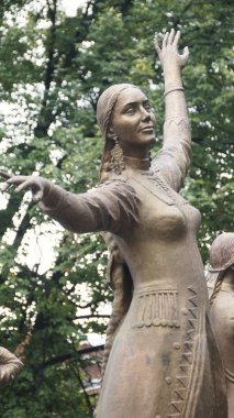 Çeşme bir kadın heykeli