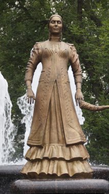 Çeşme bir kadın heykeli