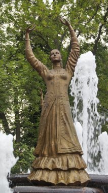 Çeşme bir kadın heykeli