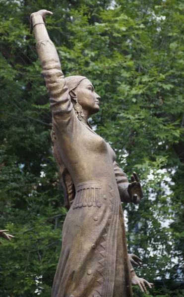 Статуя женщины у фонтана — стоковое фото