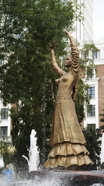 Статуя женщины у фонтана — стоковое фото