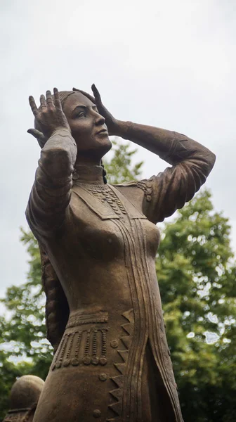 Statue of a woman at the fountain — Stock Photo, Image