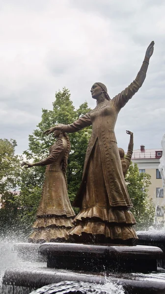 Statue einer Frau am Brunnen — Stockfoto