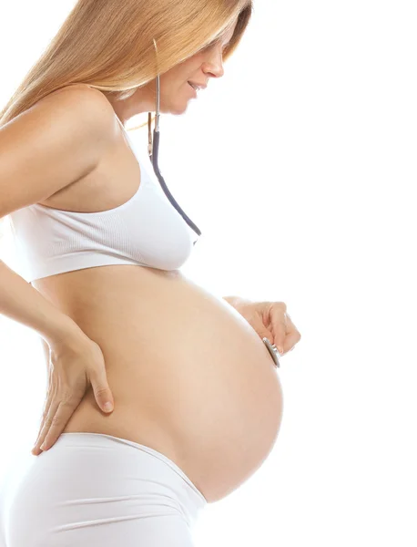 Těhotná žena studio střílel na bílém — Stock fotografie