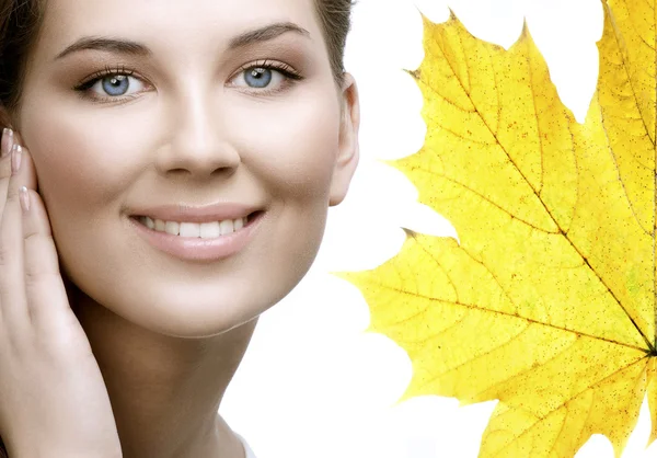 Retrato de belleza de mujer con hojas de otoño —  Fotos de Stock