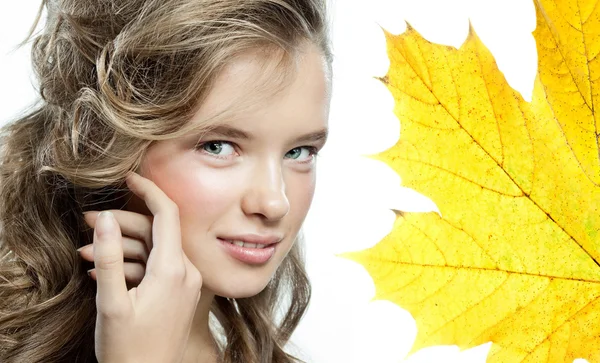 Portrait de beauté femme avec feuilles d'automne — Photo