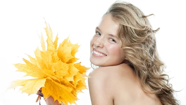 Portrait de beauté femme avec feuilles d'automne — Photo