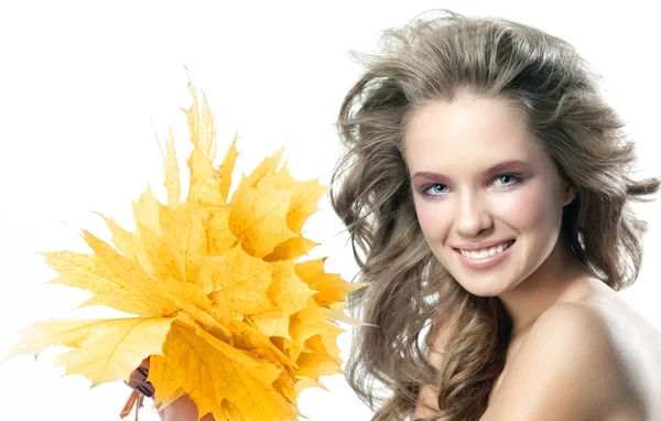 Retrato de belleza de mujer con hojas de otoño —  Fotos de Stock