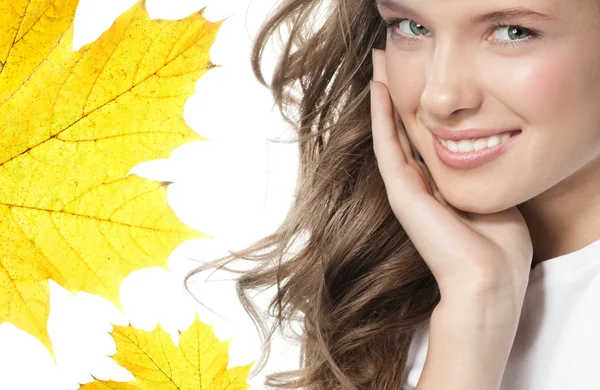 Vrouw schoonheid portret met Herfstbladeren — Stockfoto