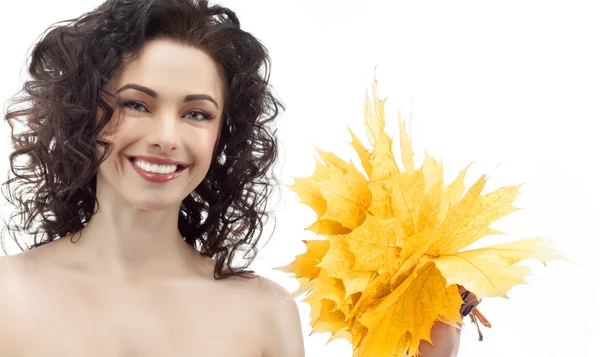 Retrato de belleza de mujer con hojas de otoño —  Fotos de Stock