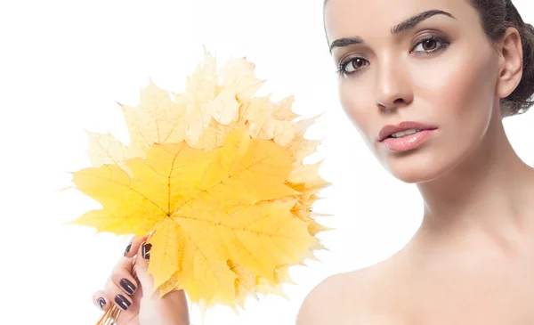 Portrait de beauté femme avec feuilles d'automne — Photo