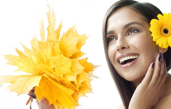 Retrato de beleza mulher com folhas de outono — Fotografia de Stock
