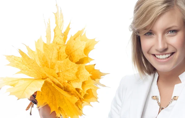 Portrait de beauté femme avec feuilles d'automne — Photo