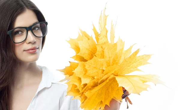 Frau Schönheit Porträt mit Herbstblättern — Stockfoto