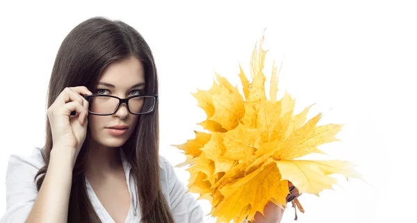 Retrato de belleza de mujer con hojas de otoño —  Fotos de Stock