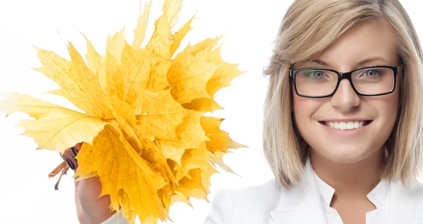 Vrouw schoonheid portret met Herfstbladeren — Stockfoto