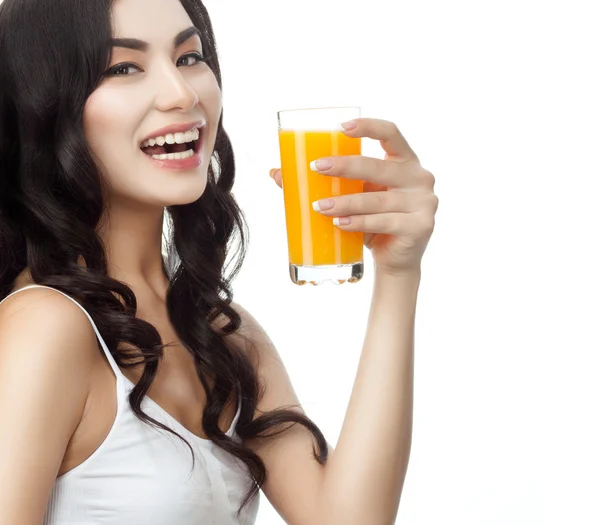 Νεαρή γυναίκα που πίνει χυμό πορτοκάλι — Φωτογραφία Αρχείου