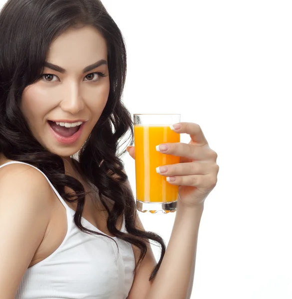 Junge Frau trinkt Orangensaft — Stockfoto