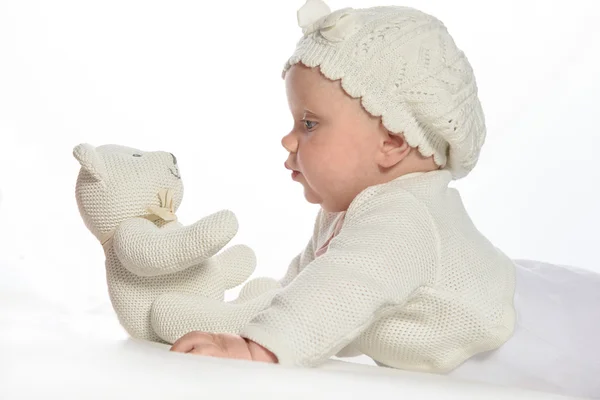 Портрет маленької дівчинки з білим плюшевим ведмедем — стокове фото