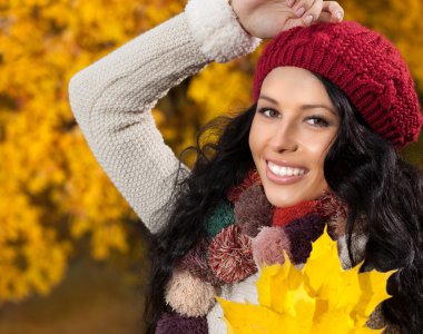 genç kadınla açık havada sonbahar yaprakları