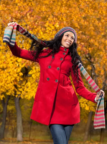 Jeune femme en plein air avec des feuilles d'automne — Photo