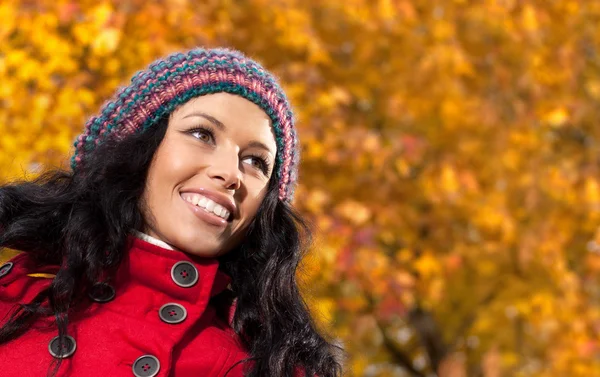 Jeune femme en plein air avec des feuilles d'automne — Photo