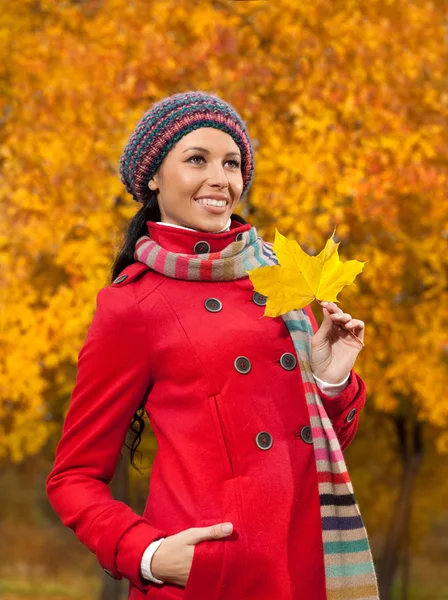 Jeune femme en plein air avec des feuilles d'automne — Photo