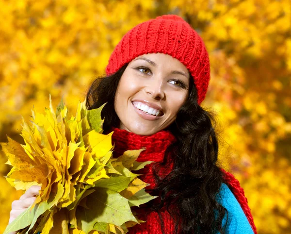 Young woman outdoors with autumn leaves — Stock Photo, Image