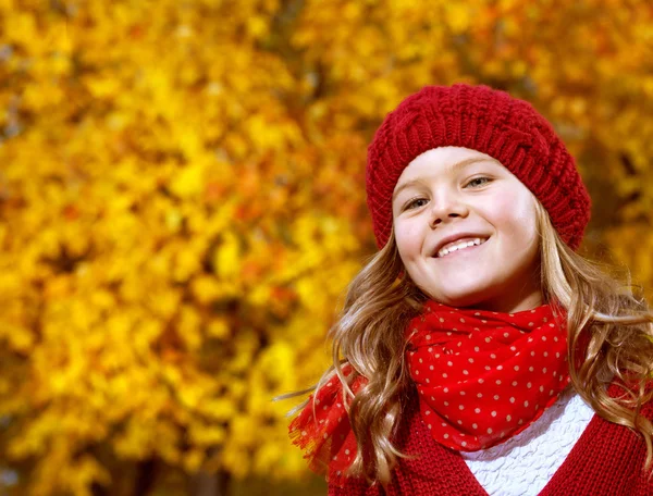 Little girl outdoors  with autumn leaves — Stock Photo, Image