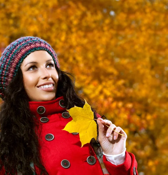 Jovem mulher ao ar livre com folhas de outono — Fotografia de Stock