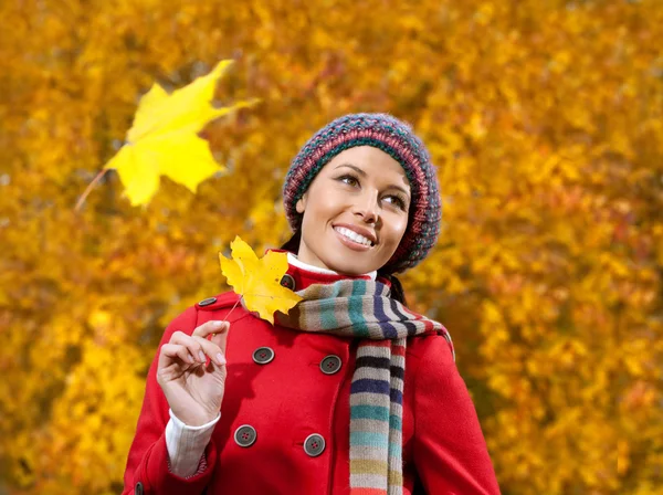 Mujer joven al aire libre con hojas de otoño —  Fotos de Stock